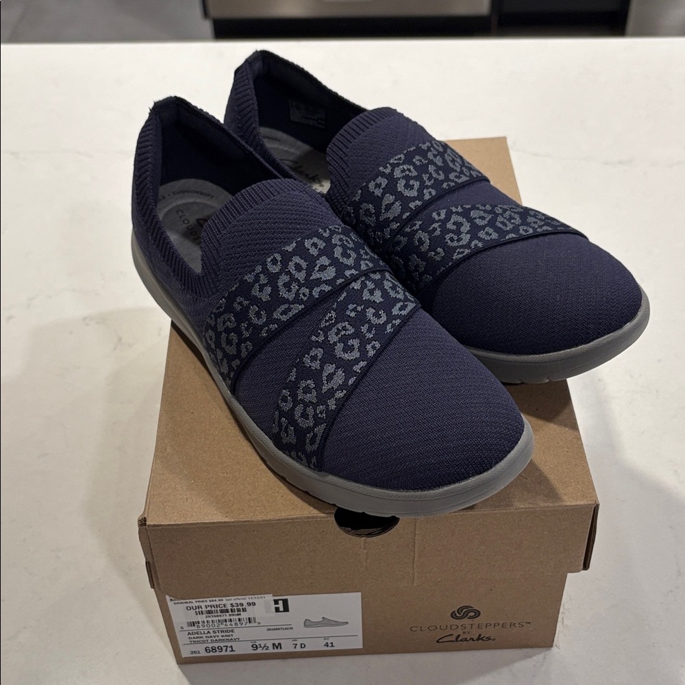 Cloudsteppers by Clarks Dark Blue Leopard Slip-Ons 9 1/2